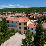 Seafront Nana Apartament